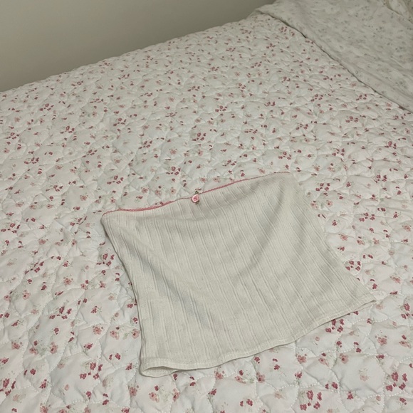 Cute tube top with flower detail and lace trimming - Picture 1 of 3